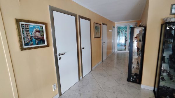 Porte Bisystem laqué blanc cadre et couvre joints inox – Image 4