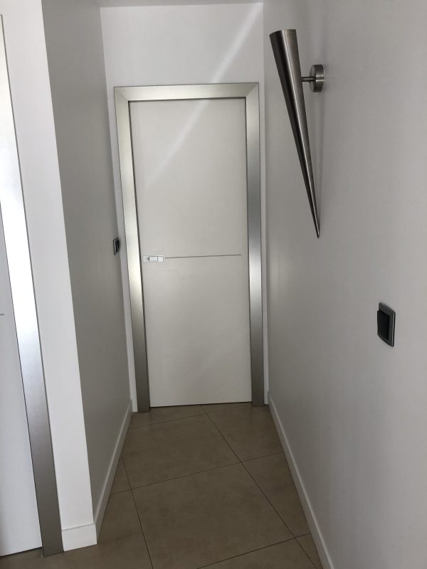 Réalisation de portes invisibles, verre et laqué blanc – Image 2
