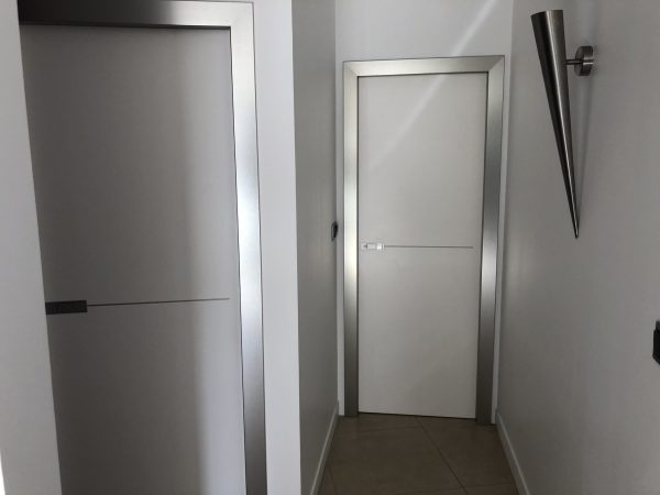Réalisation de portes invisibles, verre et laqué blanc – Image 4